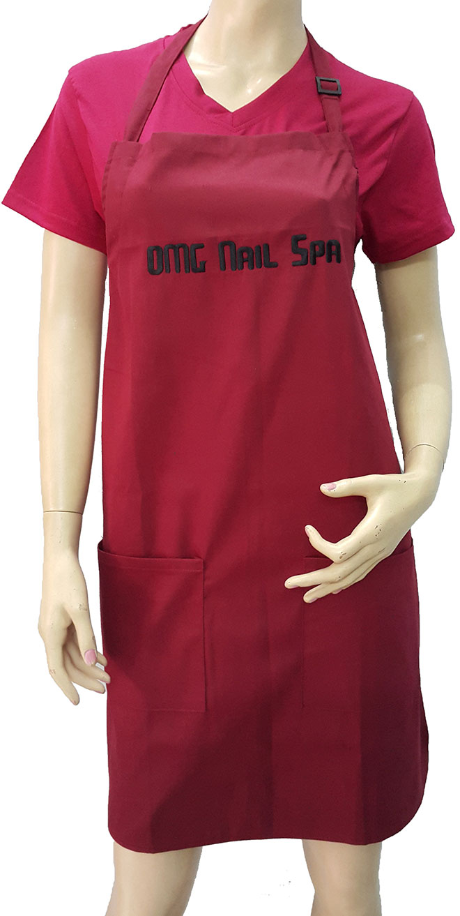 Mặt trước của đồng phục OMG Nails Spa mẫu đỏ đô cổ tim.