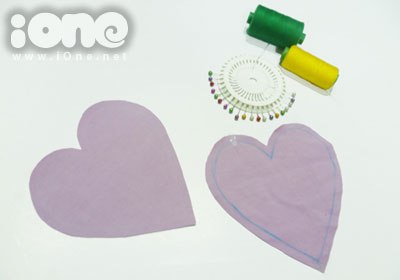 Gập hai mặt vải lại với nhau để hình trái tim cắt ra được cân xứng.