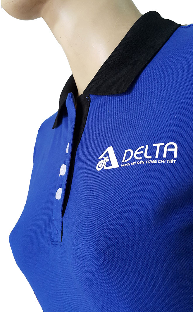 Hình ảnh logo thêu ngực trái và chi tiết nẹp cổ của áo thun Delta.