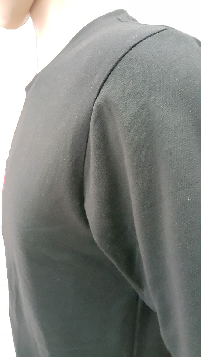 Phần thân và cổ áo của đồng phục OMG Nail Spa.
