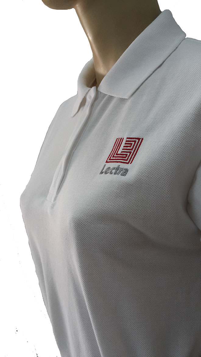 Phần cổ áo và logo của áo thun đồng phục Lectra mẫu màu trắng
