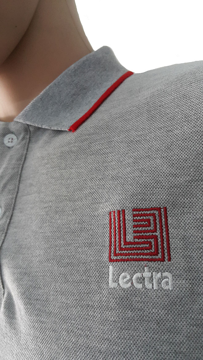 Hình ảnh logo công ty được thêu ở ngực trái của áo.