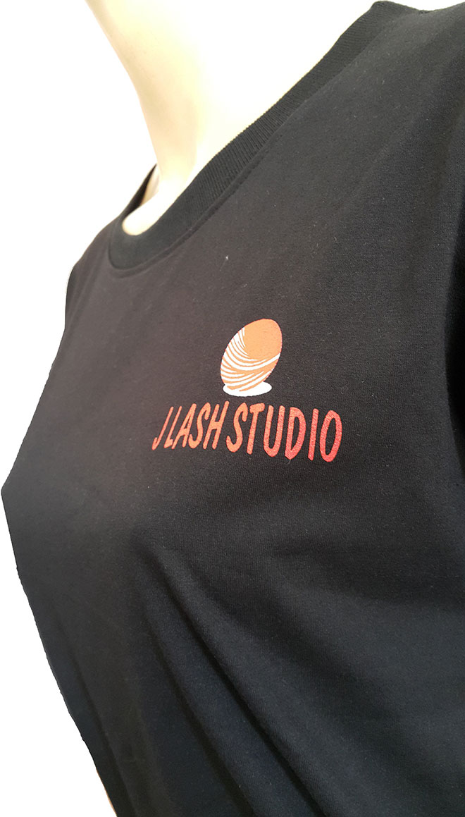 Hình ảnh chi tiết hơn về phần in kéo lụa lên áo J Lash Studio.