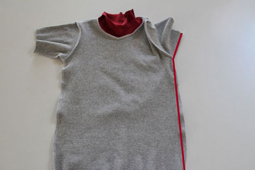 Bạn may liền theo một đường thắng màu đỏ từ nếp gấp bên phải của thân áo và cắt bớt phần vải thừa nếu có.