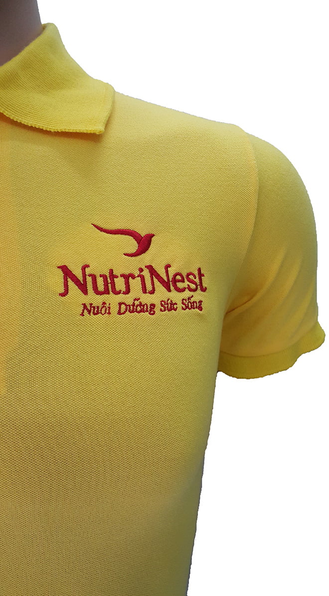 Áo thun đồng phục công sở của Nutri Nest thiết kế vải cá sấu 65 màu vàng cúc, áo cổ trụ tay bo, in lụa vị trí ngực trái và thông tin ở sau lưng áo. - hình 2