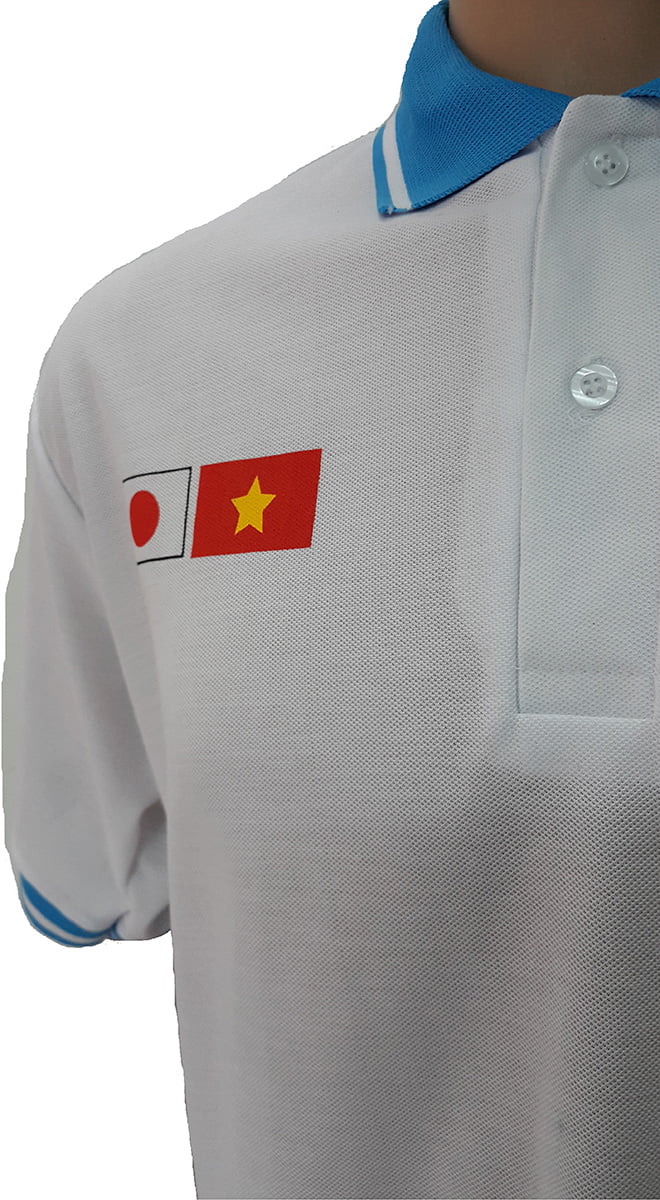 Áo đồng phục xuất khẩu lao động Tracimexco thiết kế bằng thun cá sấu PE co giãn 2 chiều màu trắng tinh, thiết kế áo cổ trụ tay bo mày xanh ya, áo in lụa. - hình 2